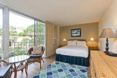 Spacious 2 Bedroom Oceanfront Condo with Full Kitchen Wrap around' Lanai Hotels in Diamond Head