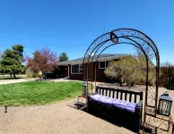 HILLSIDE MANOR! Home Theater, 10 Beds, games, darts, fire pit LITTLETON!