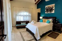 Perfect Location, Walk to Beach, Infinity Pool, Luxury Decor, Fast Free Wifi! - Wi-Fi
