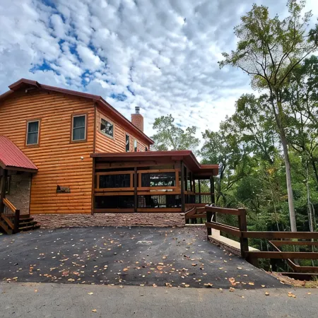 Lux Cabin-Indoor\Outdoor Living, large decks, hot tub, BBQ & Firepit, Game Room