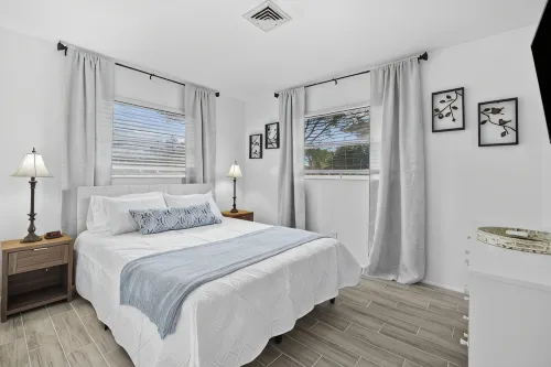 Lakefront Pool Home-Venice, FL - Homestays