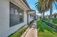 Spacious and Bright 2bed, washer/dryer, back yard