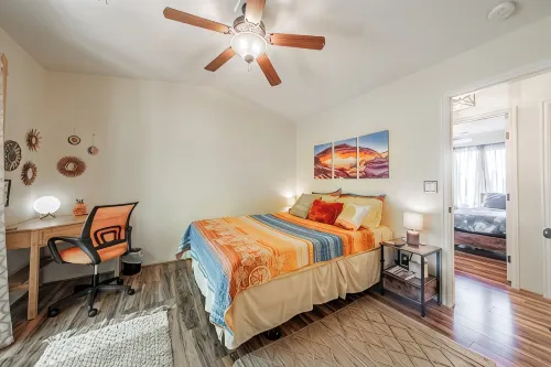 Well appointed condo close to trails with pool and hot tub. Enjoy the views