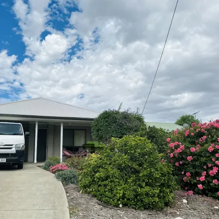 CandE on Wheelton-Centrally Located Holiday Getaway Home in Kingscote!