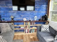 Oceanfront mini home, two decks, with spectacular views. Hotele w: Clare