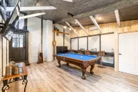 Large cabin near boat rentals & Nantahala with Hot Tub, Pool Table, & Gameroom - Chalets