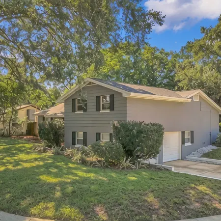The Centralized Haven 3 bedroom home restaurants, attractions & fun minutes away