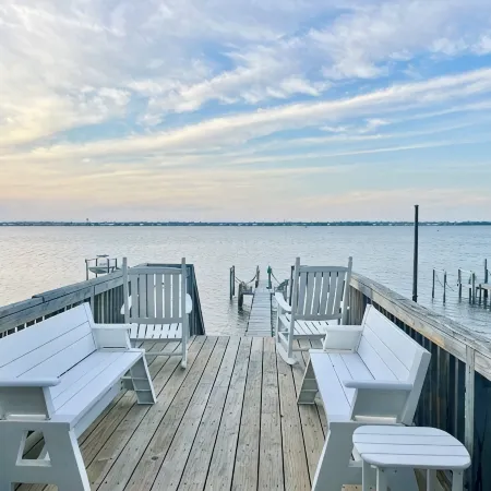 Sandy Beaches-Soundfront/Hot tub/Boatlift/Pets ok