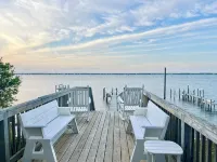 Sandy Beaches-Soundfront/Hot tub/Boatlift/Pets ok