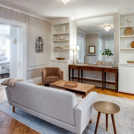 Remodeled Historical Unit With King Bed Walking Distance To Many Attractions!