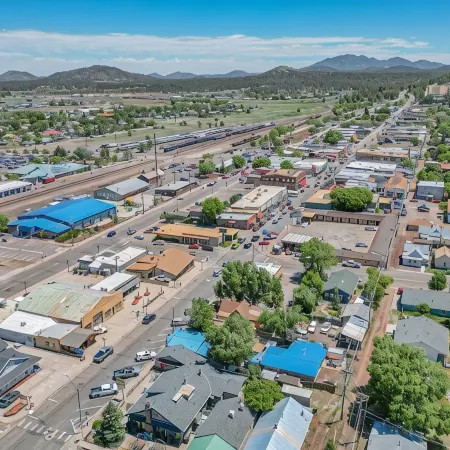 A Gem Right on Historic Rte 66 with Outdoor Space.  Walk to the Action!