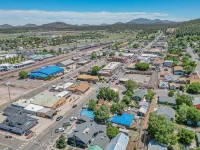 A Gem Right on Historic Rte 66 with Outdoor Space.  Walk to the Action! - بوتيك