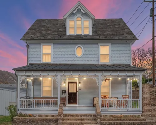 Historic Home w/ Sauna, HotTub, Speakeasy & Game Room Hotele w: Berkeley Springs