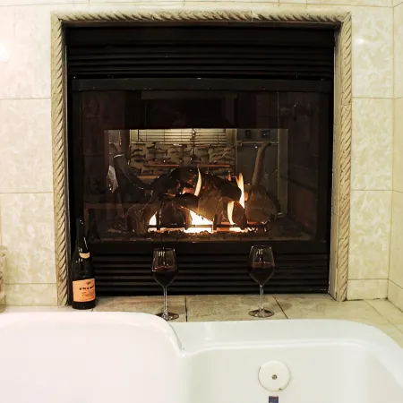 Romantic Spa Experience in Luxurious Creekside Honeymoon Cottage in the Landings