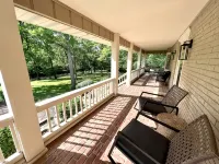 Guest House w/ Pool and Hot Tub! 10min away from Lake Norfork!