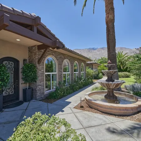 Spacious Private Resort walk to Downtown Palm Springs