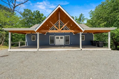 Lake Loop Retreat w/Movie Theater & Private Dock - 4 tähden