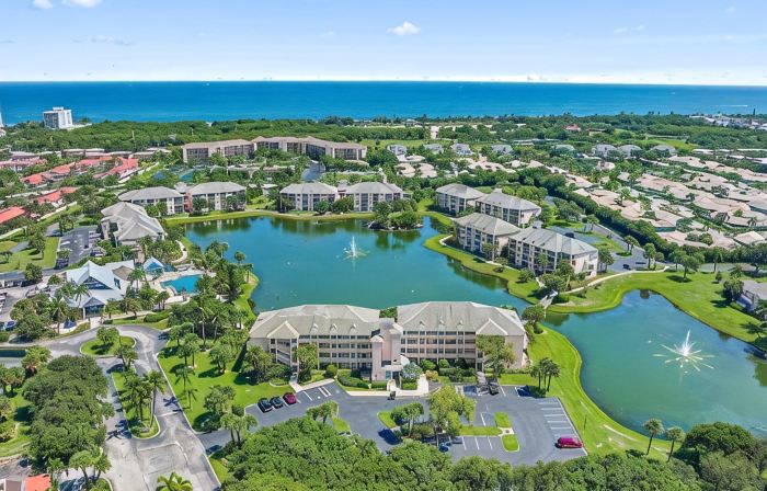 Jupiter Bay Resort Condo, steps to the beach! Comfortably sleeps family of 4!