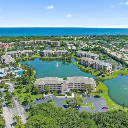 Jupiter Bay Resort Condo, steps to the beach! Comfortably sleeps family of 4!