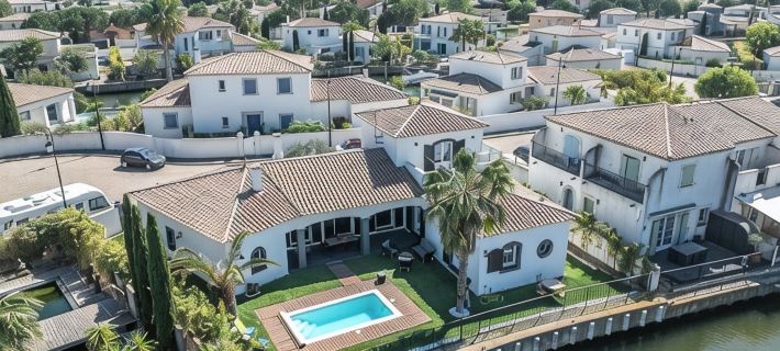 Villa Marina , vue sur le Canal, à 5 Minutes du Centre Historique Hotels in Aigues-Mortes