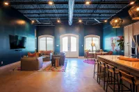 'Green Door' Downtown Loft - 4-Star