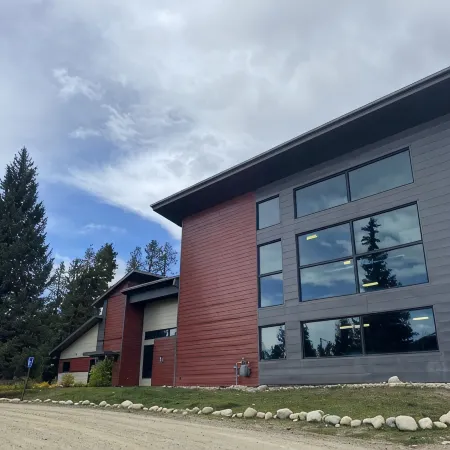 2 Bedroom Condo on the River, Walk to Town, Free Ski Bus!