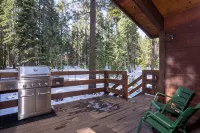 Luxe Tahoe Cabin - Midcentury Modern CLOSE to Lake, Palisades, Edge of Forest - シャレー