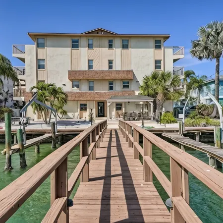 Luxury Waterfront Townhome, 4Br, with Stunning Water Views & Pet Friendly