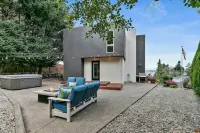 New! Modern Home w/ Spectacular Views +Hot tub - Beach