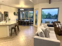 Quiet tree lined street, 1 minute from downtown Boerne - con encanto