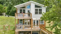 Urban Charmer Near Waterfalls & Wineries w/Fenced Yard- 6 min to Hendersonville - 4-Star