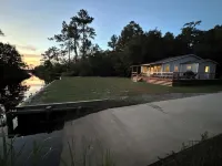 法國區溪畔小屋，配有船隻下水坡道，景色優美