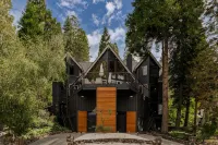 Modern Chalet w/Lakeview + Hot Tub -@TrinityHomeLA 4300+sq ft