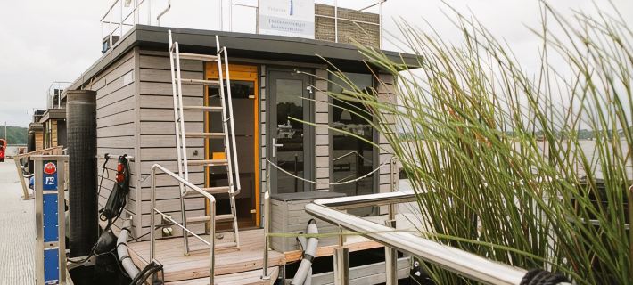 Houseboat Fjord Serina with bio-sauna and roof terrace in Schleswig Hotels in Schleswig-Flensburg
