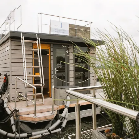 Houseboat Fjord Serina with bio-sauna and roof terrace in Schleswig Отели в г. Шлезвиг