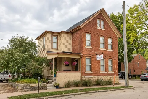 The Dubuque House - Historic Downtown Location - de charme