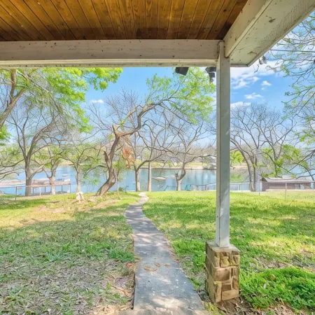 Tranquil Lake LBJ getaway! No boat traffic. Kayak, paddle board & fish in peace!