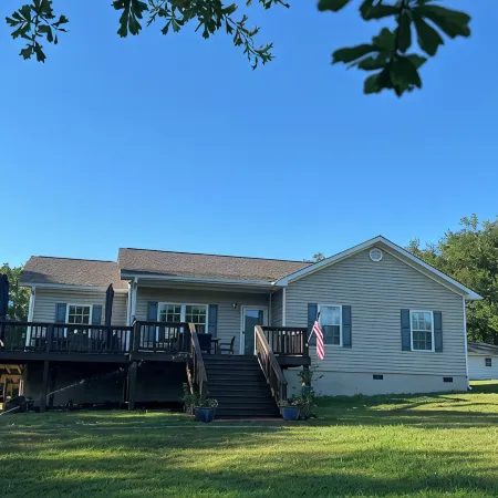 Neely Henry Lake bungalow with 3 bedrooms and 2 baths