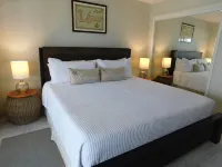 Stunning beachfront condo next to restaurant & a short drive to famous RumPoint - Balkon