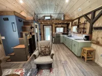 Cozy tiny cabin with Loft 10 minutes from DuPont State Park - 2-Star