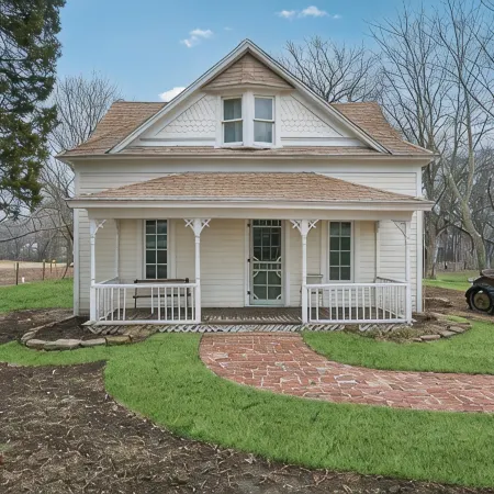 1800s Farmhouse—King Bed~Big Kitchen~Games & DVDs