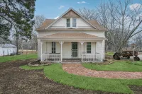 1800s Farmhouse—King Bed~Big Kitchen~Games & DVDs