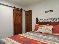 3 bedroom cabin in Chestertown with hot tub, fireplace, fire pit, wifi, and more