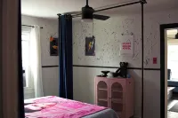 NEW DOWNTOWN TUPELO- HOUND DOG BUNGALOW -ROCK-N-ROLL themed 1BR 1B Shotgun style - 방갈로