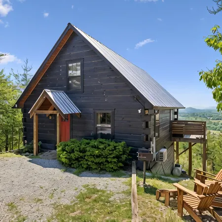 Beautiful mountain top cabin with the best 180º view in Tellico Plains!
