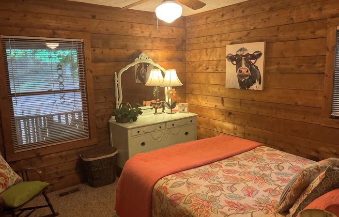 Peaceful 5-Bedroom, 3-Bathroom Lake Front Cabin with 2 Porches for Relaxing.