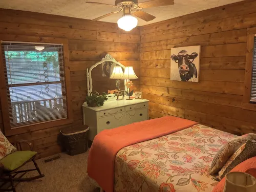 Peaceful 5-Bedroom, 3-Bathroom Lake Front Cabin with 2 Porches for Relaxing. - シャレー