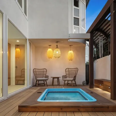 Newly Remodeled Luxury Waterfront Home on Venice Canal with Jacuzzi