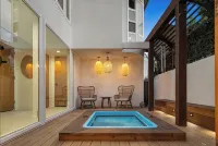 Newly Remodeled Luxury Waterfront Home on Venice Canal with Jacuzzi