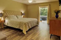 Spacious 4Br Lakefront Getaway – Heated Pool, Hot Tub  Near Everything! - Boutique